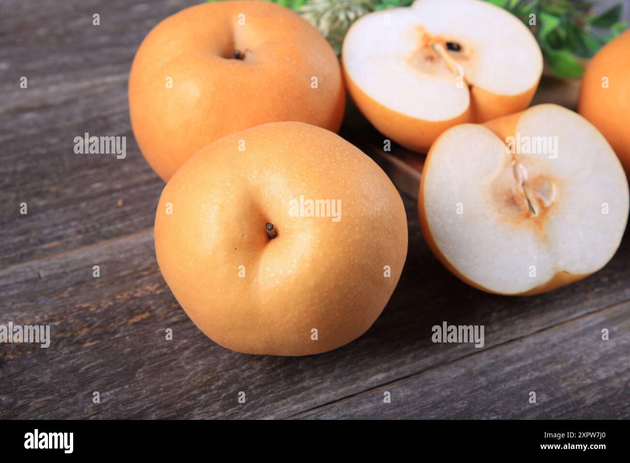 Poire asiatique sur un fond en bois. Banque D'Images