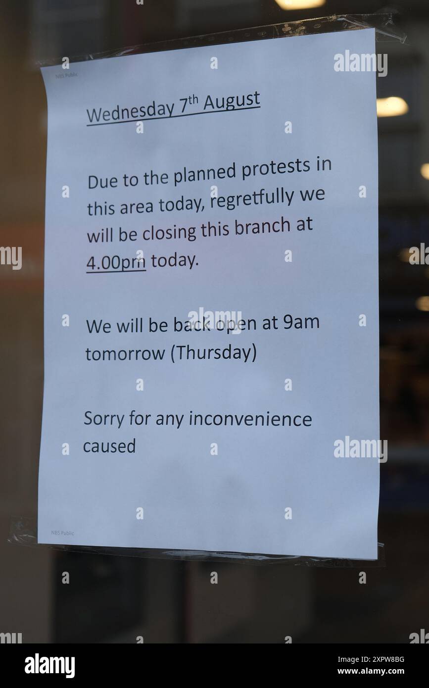 Londres, Royaume-Uni, 7 août 2024. Magasins et autres commerces ferment tôt avant une éventuelle manifestation d'extrême droite contre l'immigration et une contre-manifestation antiraciste prévue à Walthamstow. Une liste de 39 bureaux de soutien à l'immigration et d'avocats a été diffusée sur les médias sociaux pour encourager les manifestations aux adresses fournies. Crédit : onzième heure photographie/Alamy Live News Banque D'Images