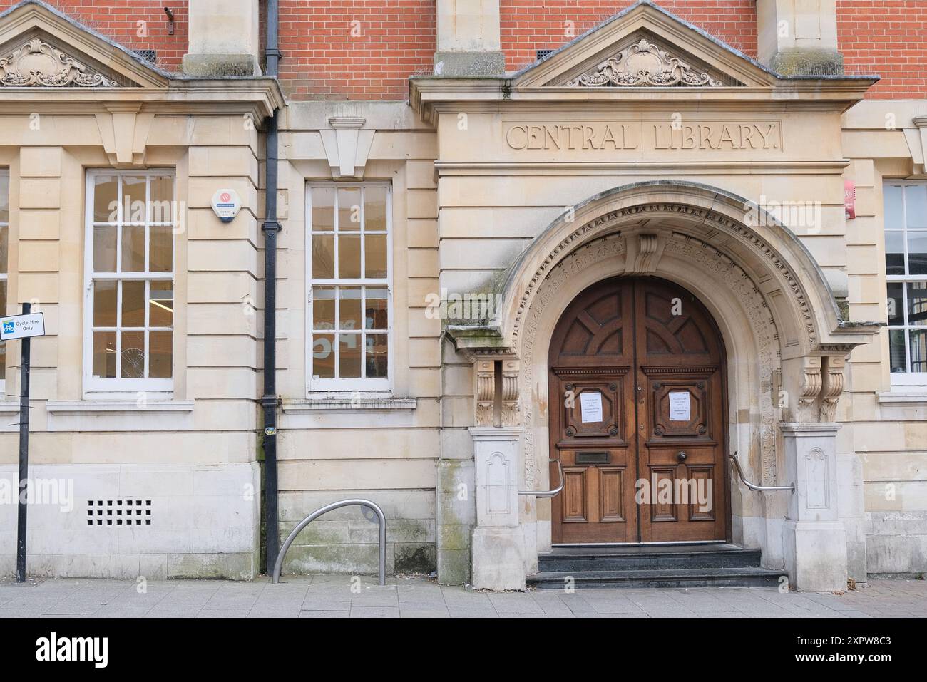 Londres, Royaume-Uni, 7 août 2024. La bibliothèque de Walthamstow ferme ses portes alors que les magasins et autres commerces ferment tôt avant une éventuelle manifestation d'extrême droite contre l'immigration et une contre-manifestation antiraciste prévue à Walthamstow. Une liste de 39 bureaux de soutien à l'immigration et d'avocats a été diffusée sur les médias sociaux pour encourager les manifestations aux adresses fournies. Crédit : onzième heure photographie/Alamy Live News Banque D'Images