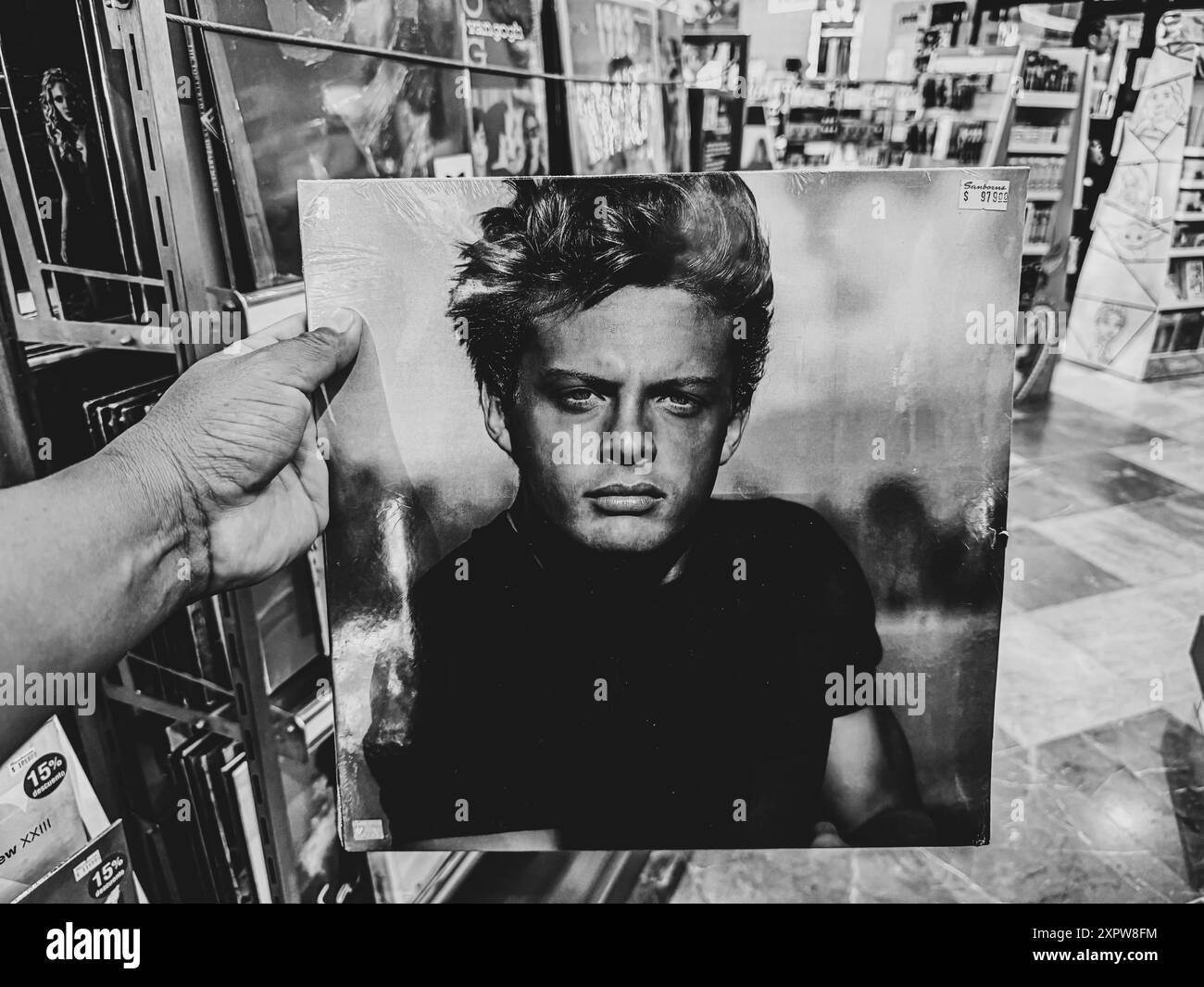 Album LP de Luis Miguel. Magasin de disques de musique à Sanbors Hermosillo Mexique. Disque vinyle, disque compact, CD, CD, VHS, cassette, disques rock, musique pop, années 80, années 90, génération X, rock, heavy metal, heavy metal, blues rock, hard rock, t-shirts et accessoires. Stockage analogique de signaux sonores, caractérisé par l'utilisation d'un plastique appelé chlorure de polyvinyle comme matériau de support, dans la main © (photo de Luis Gutierrez/North photo) Albun LP de Luis Miguel . Tienda de discos de Música en Sanbors Hermosillo Mexique. Disco de vinilo, disco compacto, CD, cd, vhs, casete, discos de rock, música pop, años 80, Banque D'Images
