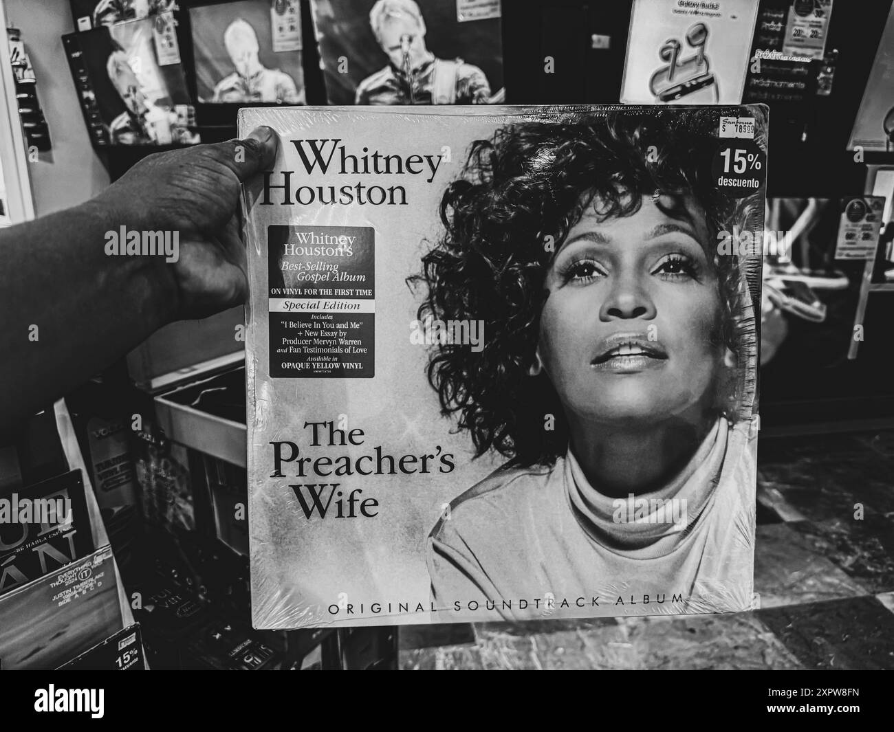 Album LP The Preacher's Wife (bande originale) Whitney Houston . Magasin de disques de musique à Sanbors Hermosillo Mexique. Disque vinyle, disque compact, CD, CD, VHS, cassette, disques rock, musique pop, années 80, années 90, génération X, rock, heavy metal, heavy metal, blues rock, hard rock, t-shirts et accessoires. Stockage analogique de signaux sonores, caractérisé par l'utilisation d'un plastique appelé chlorure de polyvinyle comme matériau de support, dans la main © (photo de Luis Gutierrez/North photo) Albun LP The Preacher's Wife (bande son) · Whitney Houston . Tienda de discos de Música en Sanbors Hermosillo Mexique. Disco de vinilo, di Banque D'Images