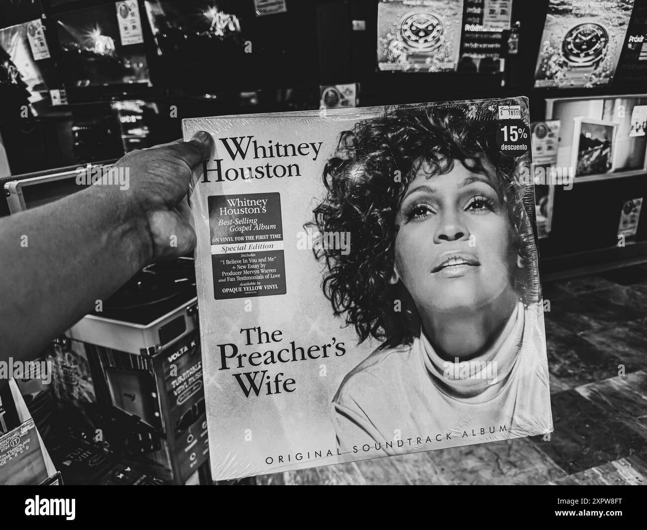 Album LP The Preacher's Wife (bande originale) Whitney Houston . Magasin de disques de musique à Sanbors Hermosillo Mexique. Disque vinyle, disque compact, CD, CD, VHS, cassette, disques rock, musique pop, années 80, années 90, génération X, rock, heavy metal, heavy metal, blues rock, hard rock, t-shirts et accessoires. Stockage analogique de signaux sonores, caractérisé par l'utilisation d'un plastique appelé chlorure de polyvinyle comme matériau de support, dans la main © (photo de Luis Gutierrez/North photo) Albun LP The Preacher's Wife (bande son) · Whitney Houston . Tienda de discos de Música en Sanbors Hermosillo Mexique. Disco de vinilo, di Banque D'Images