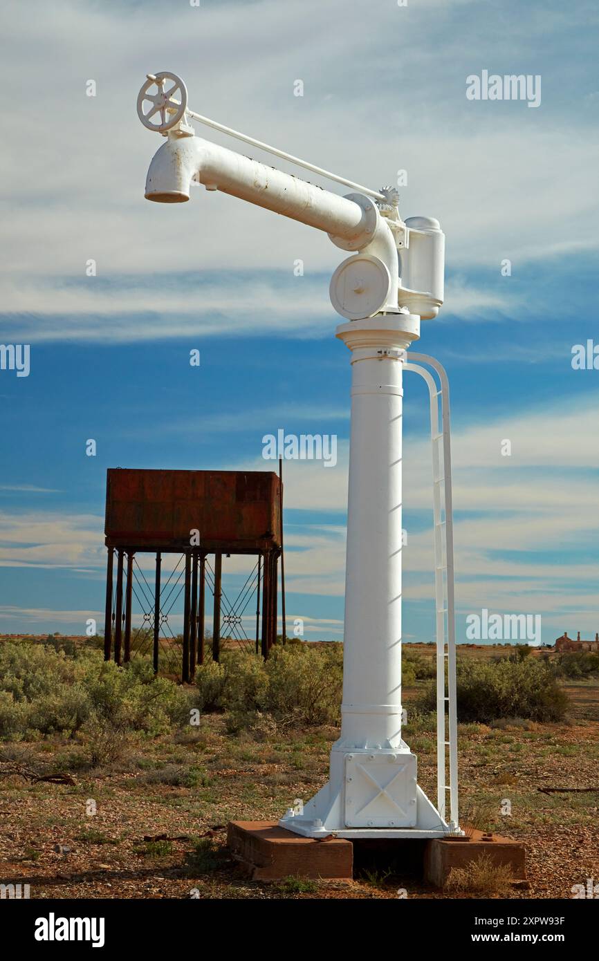 Vieille colonne d'eau et réservoir d'eau, gare ferroviaire de Farina, ville fantôme de Farina, outback Australie méridionale, Australie Banque D'Images