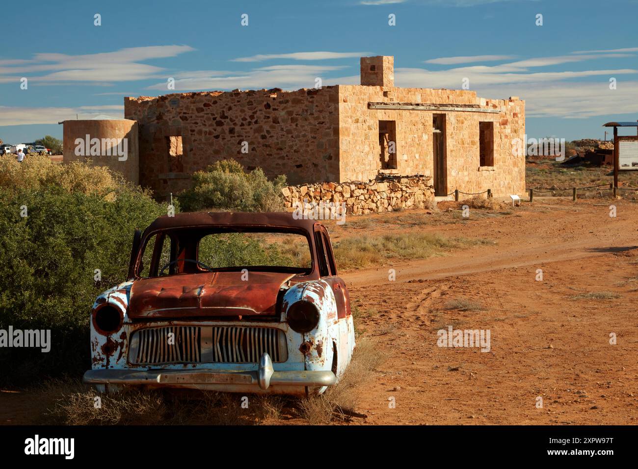 Voiture et bâtiment abandonnés, Farina Ghost Town, outback Australie méridionale, Australie Banque D'Images