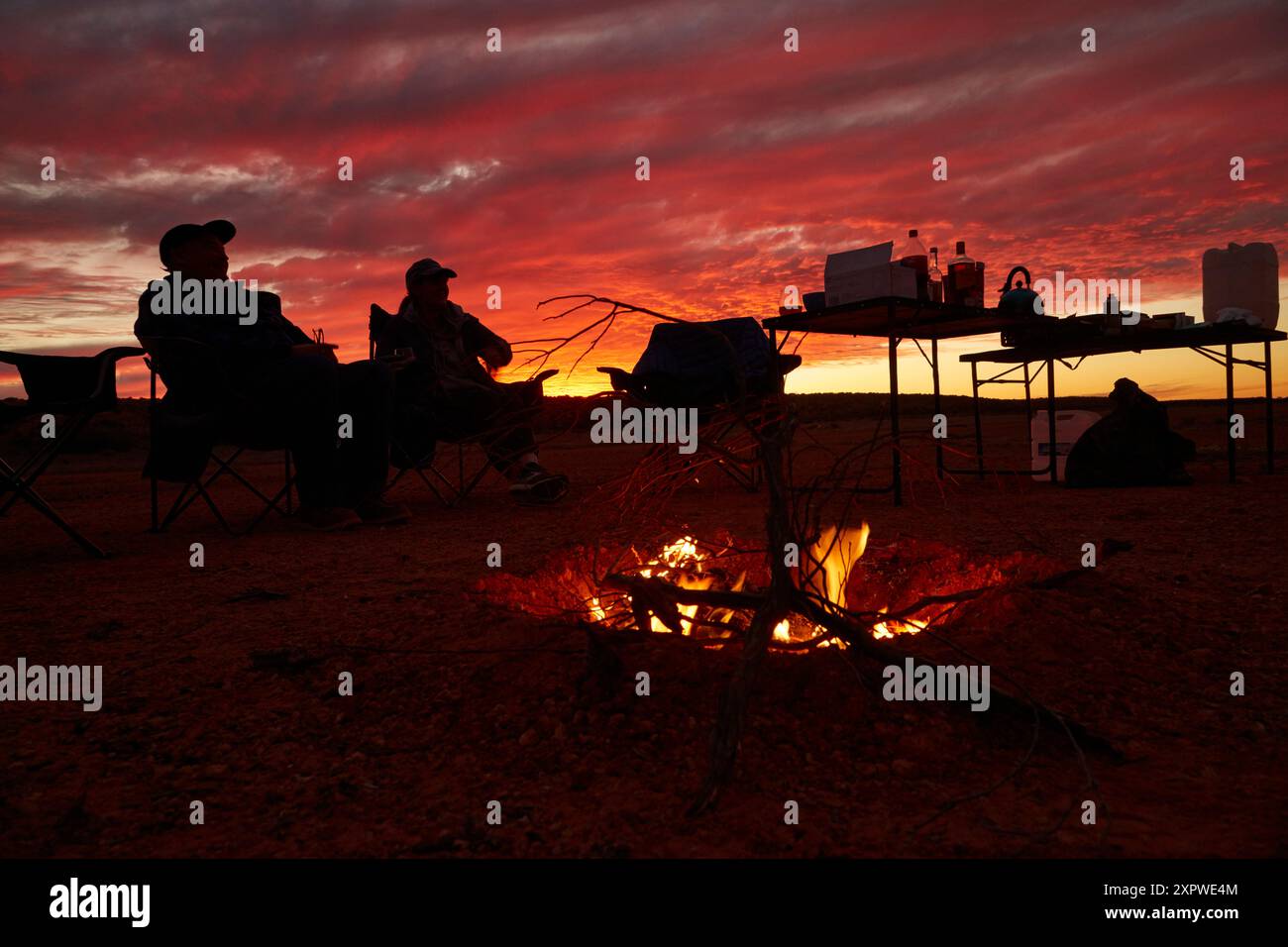 Coucher de soleil et feu de camp, désert de Simpson, outback Australie méridionale, Australie Banque D'Images