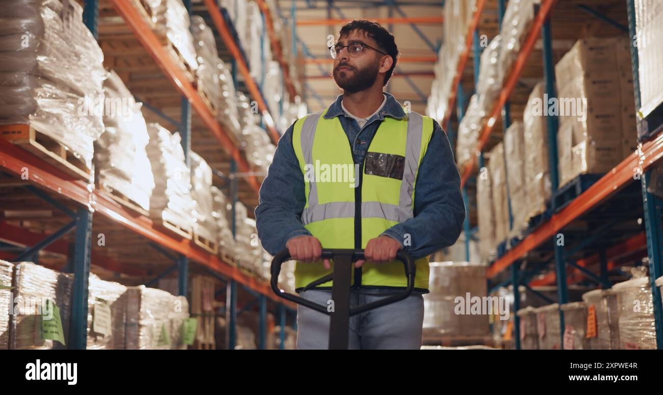 Logistique, boîte et homme avec chariot dans l'entrepôt pour la chaîne d'approvisionnement, l'emballage et la distribution des stocks. Dropshipping, cueilleur et fournisseur avec stock Banque D'Images