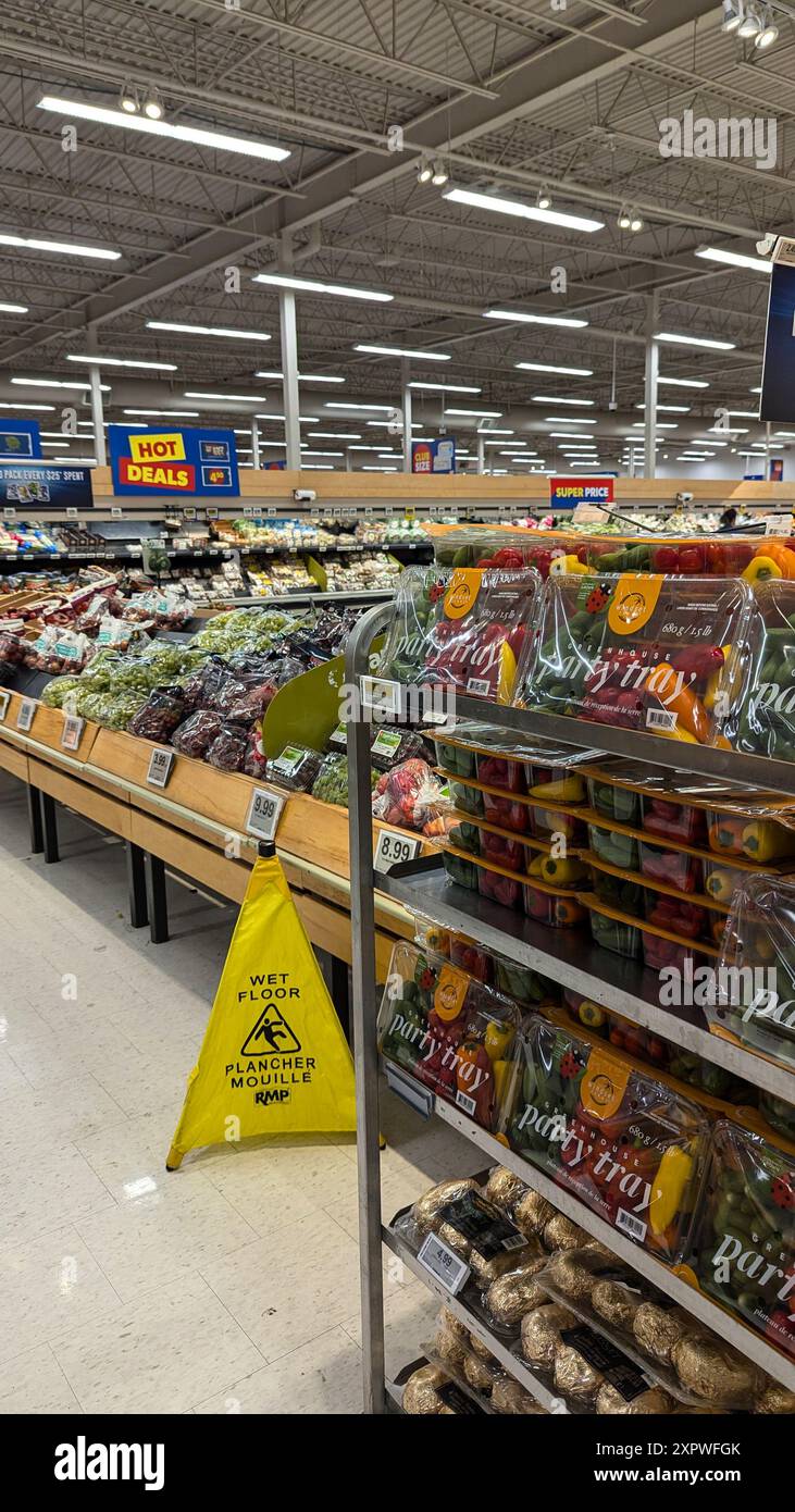 Légumes et fruits frais sur le comptoir dans un supermagasin. Banque D'Images