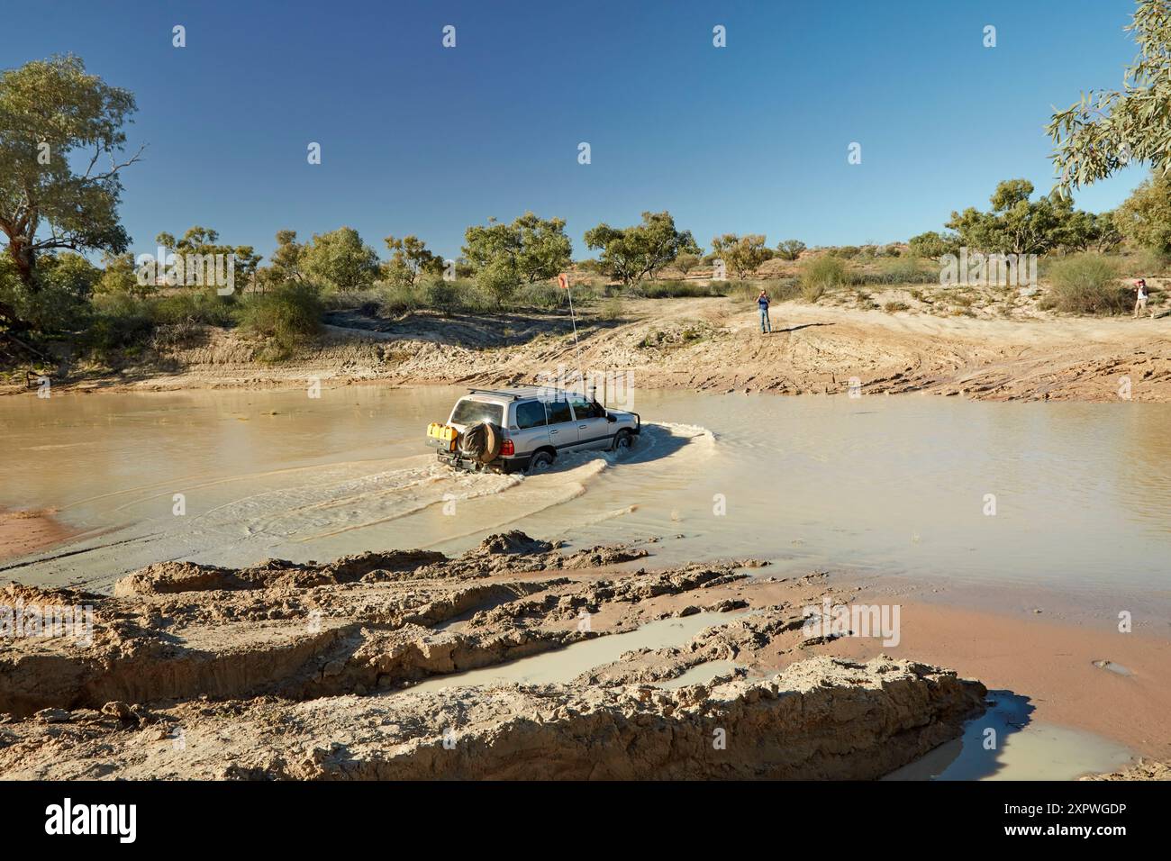 Traversant Eyre Creek, QAA Line, Simpson Desert, Outback Queensland, Australie Banque D'Images