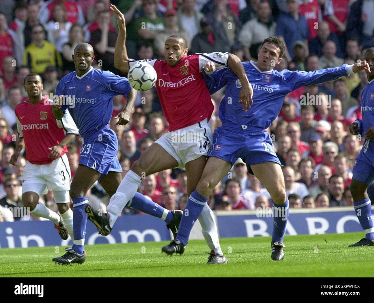 Photo du dossier datée du 21-04-2002 de Thierry Henry d'Arsenal en lutte avec Tommy Miller d'Ipswich Town. 22 - promus Ipswich sont de retour dans le top vol après 22 ans d'absence, suite à des promotions consécutives de League One et le Championnat. Date d'émission : jeudi 8 août 2024. Banque D'Images