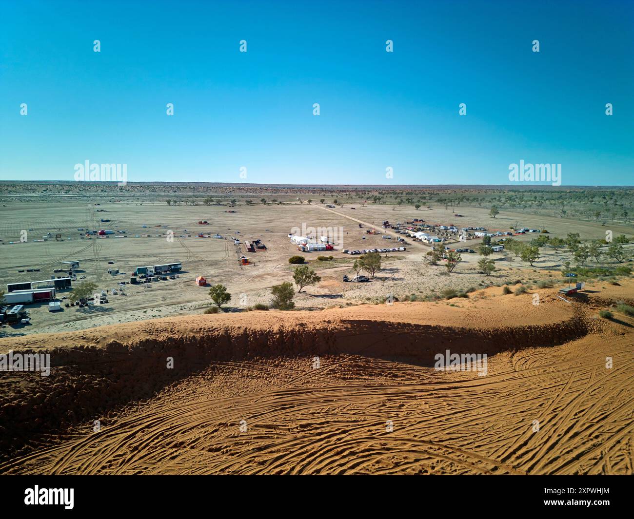 Les ouvriers s'installent pour le festival de musique Big Red Bash, QAA Line, Simpson Desert, près de Birdsville, Outback Queensland, Australie Banque D'Images