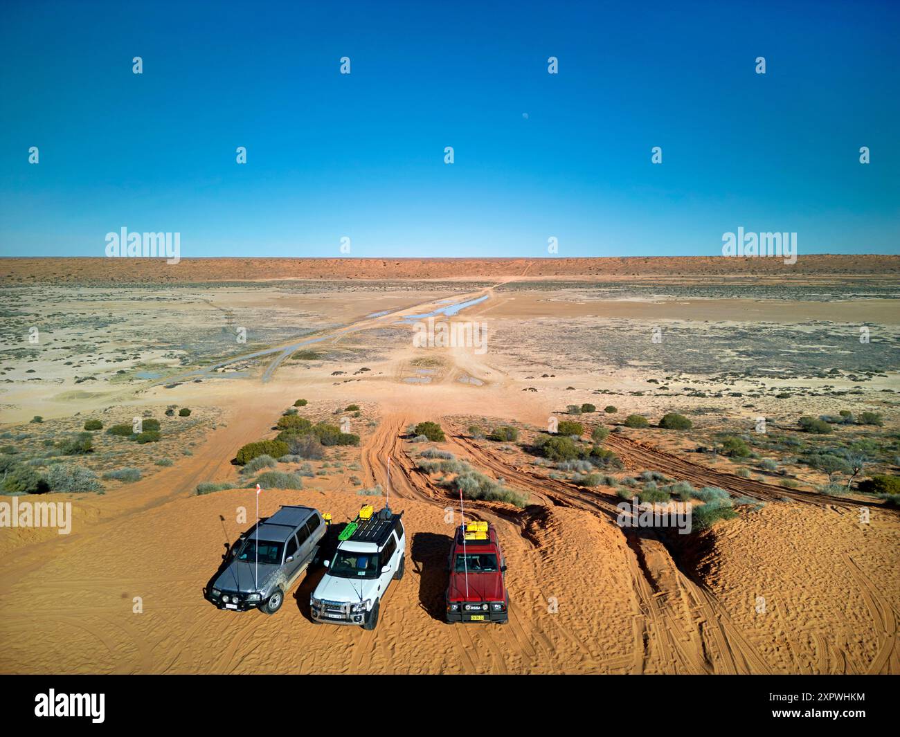 4x4 au sommet de la dune « Big Red », QAA Line, Simpson Desert, près de Birdsville, Outback Queensland, Australie Banque D'Images