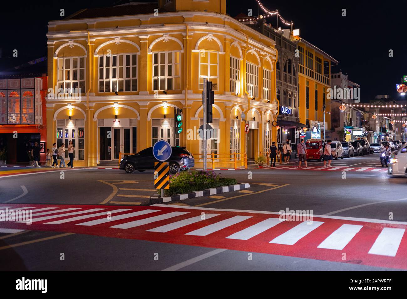 Phuket, Thaïlande. Vue de nuit de la vieille ville avec des bâtiments sino-portugais dans la vieille ville de Phuket avec touriste marchant dans la rue dans la soirée. Magasins et Banque D'Images