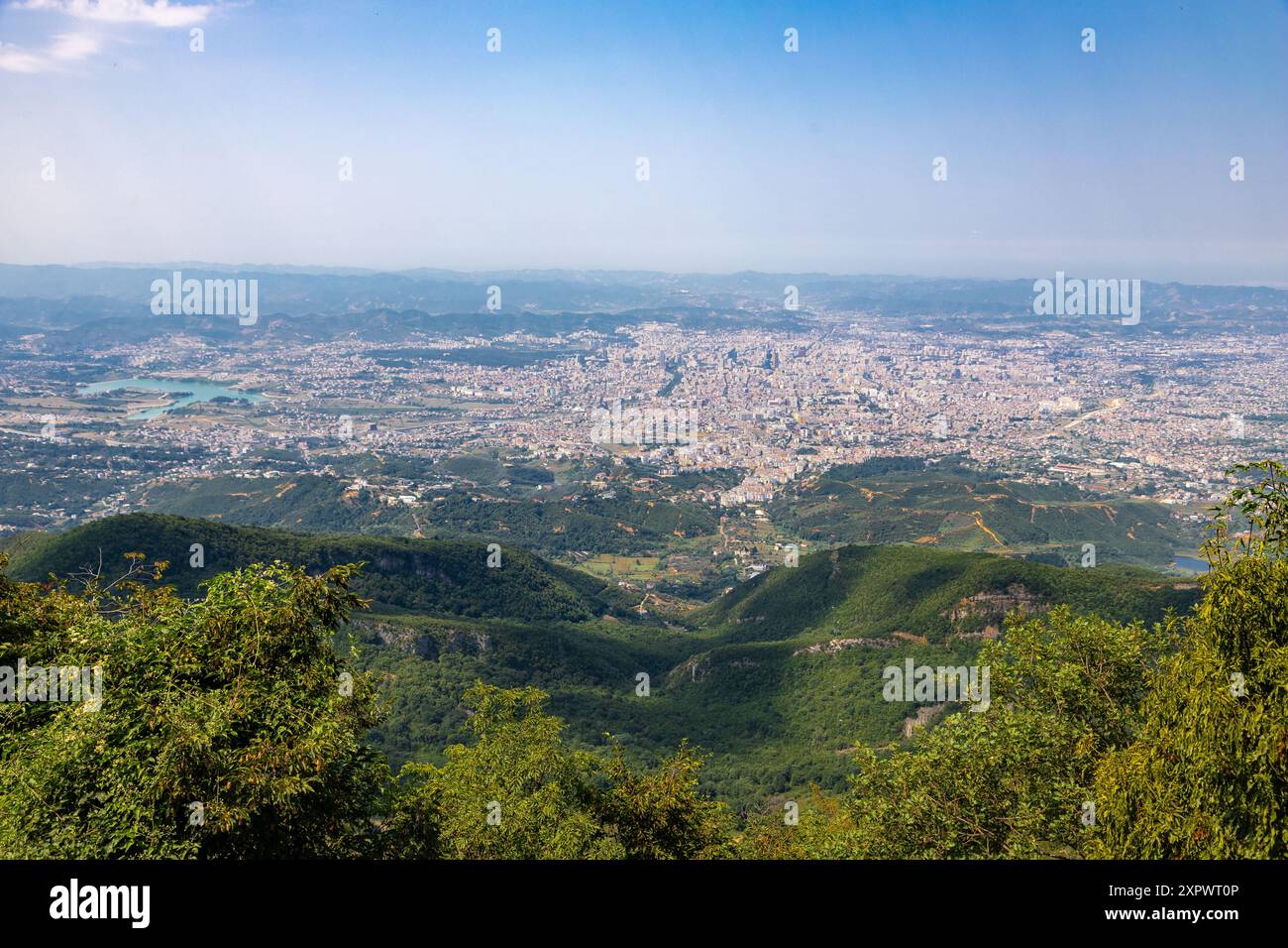 Une vue sur la capitale Tirana. Vu du mont Dajti, la plus haute montagne près de la ville avec une altitude de 1613 mètres et accessible avec Banque D'Images