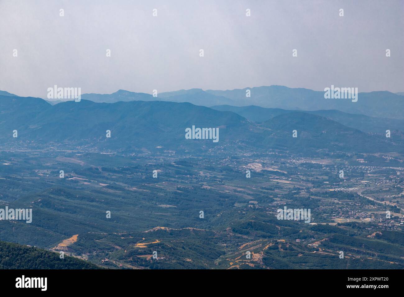 Le mont Dajti, surplombant la ville de Tirana, est l'une des montagnes les plus accessibles en téléphérique express d'Albanie. avec une altitude de 1 613 mètres Banque D'Images