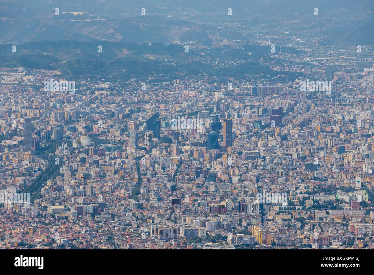 Une vue sur la capitale Tirana. Vu du mont Dajti, la plus haute montagne près de la ville avec une altitude de 1613 mètres et accessible avec Banque D'Images