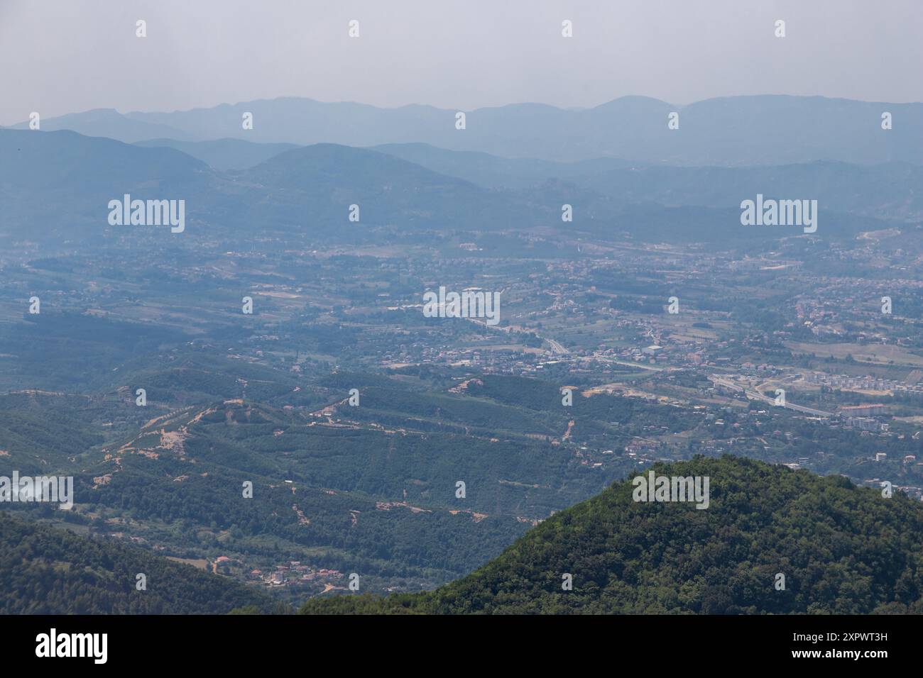 Le mont Dajti, surplombant la ville de Tirana, est l'une des montagnes les plus accessibles en téléphérique express d'Albanie. avec une altitude de 1 613 mètres Banque D'Images