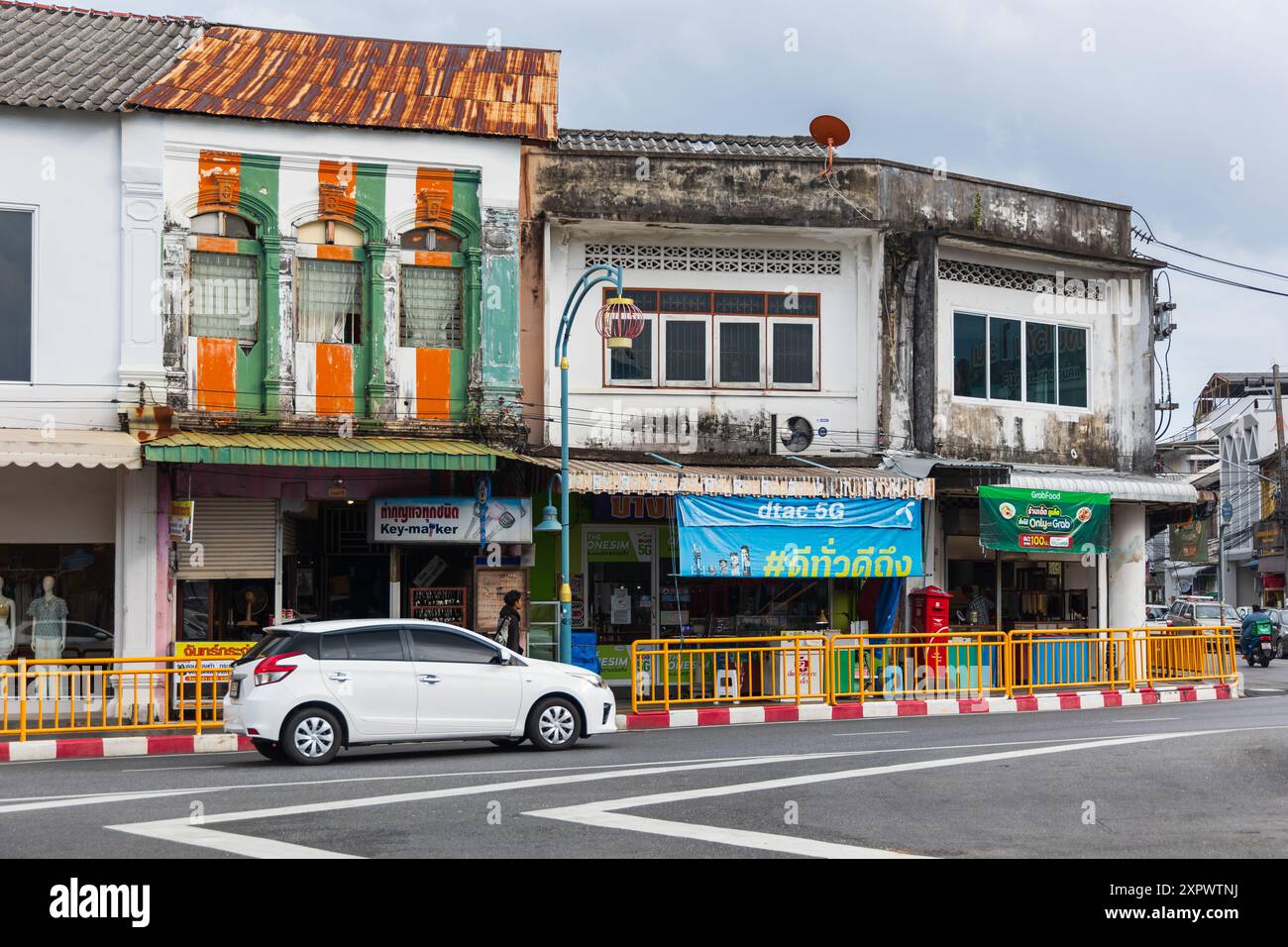 Phuket, Thaïlande. Vieille ville de Phuket avec des bâtiments sino-portugais à Phuket Old Town vue sur la rue avec des magasins et des restaurants. 26 juin 2024 Banque D'Images