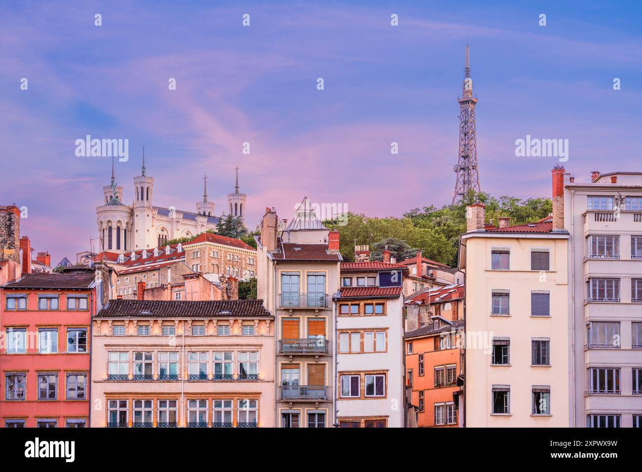 Paysage urbain lyonnais idyllique avec les bâtiments du Vieux Lyon, la Basilique Fourvière et la Tour métallique en France Banque D'Images