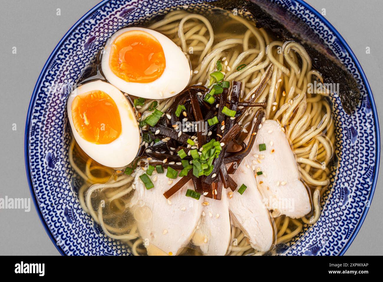 Portion de ramen japonais avec poulet et œuf Banque D'Images