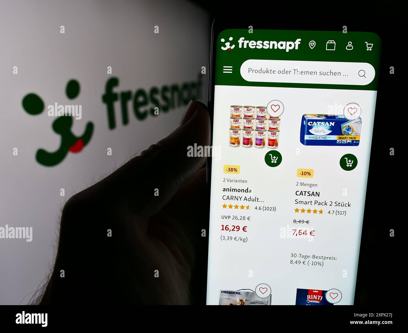 Personne tenant le smartphone avec la page Web de la société allemande de vente au détail Fressnapf Holding se devant le logo. Concentrez-vous sur le centre de l'écran du téléphone. Banque D'Images