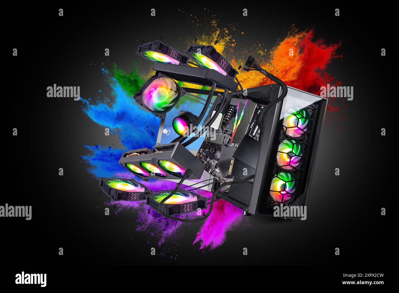 Ordinateur de jeu haut de gamme moderne noir avec fenêtres en verre et lumières LED RGB colorées arc-en-ciel sur fond gris poudre d'explosion de couleur arc-en-ciel. Banque D'Images