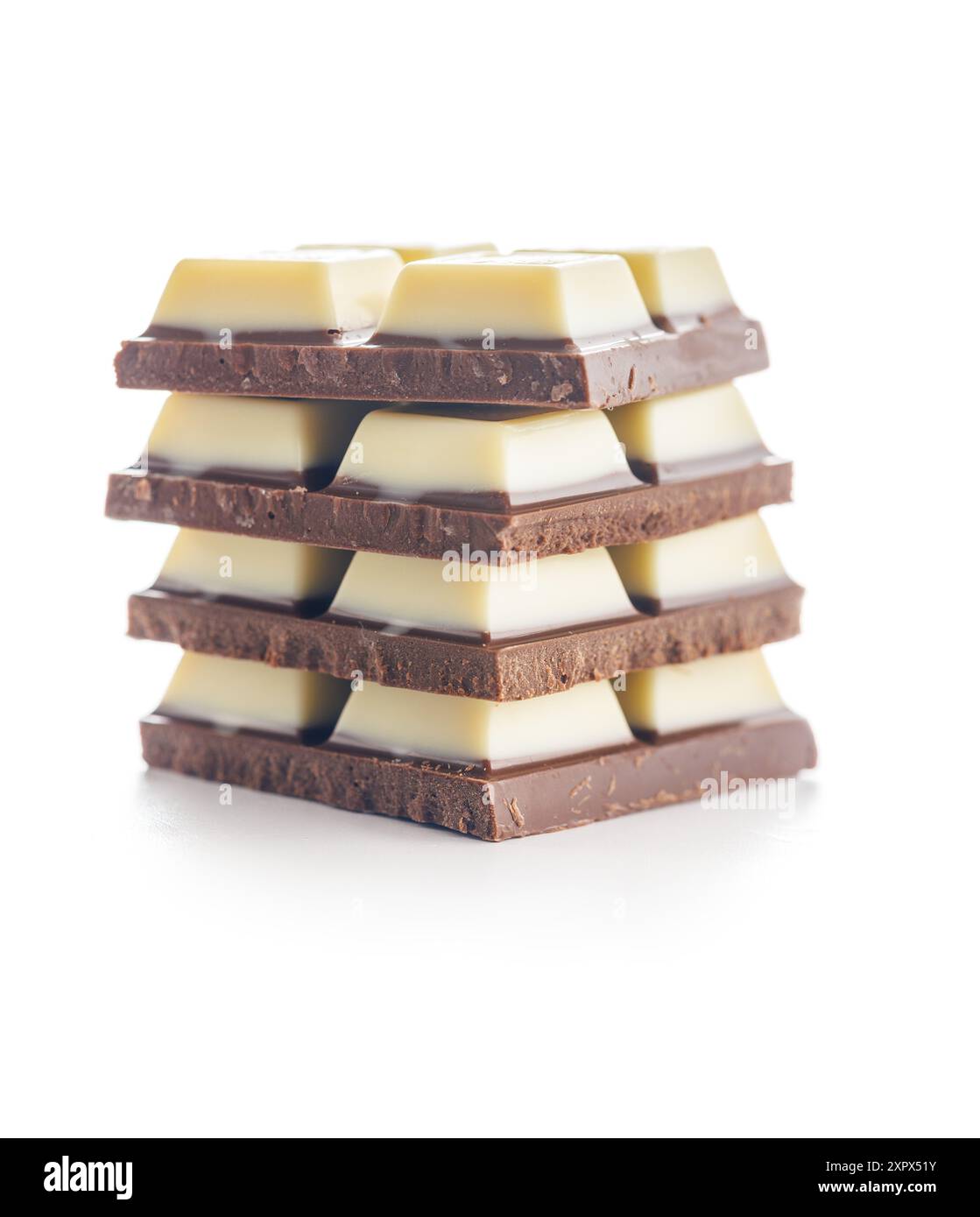 Barres de chocolat noir clair blanc isolées sur un fond blanc. Banque D'Images