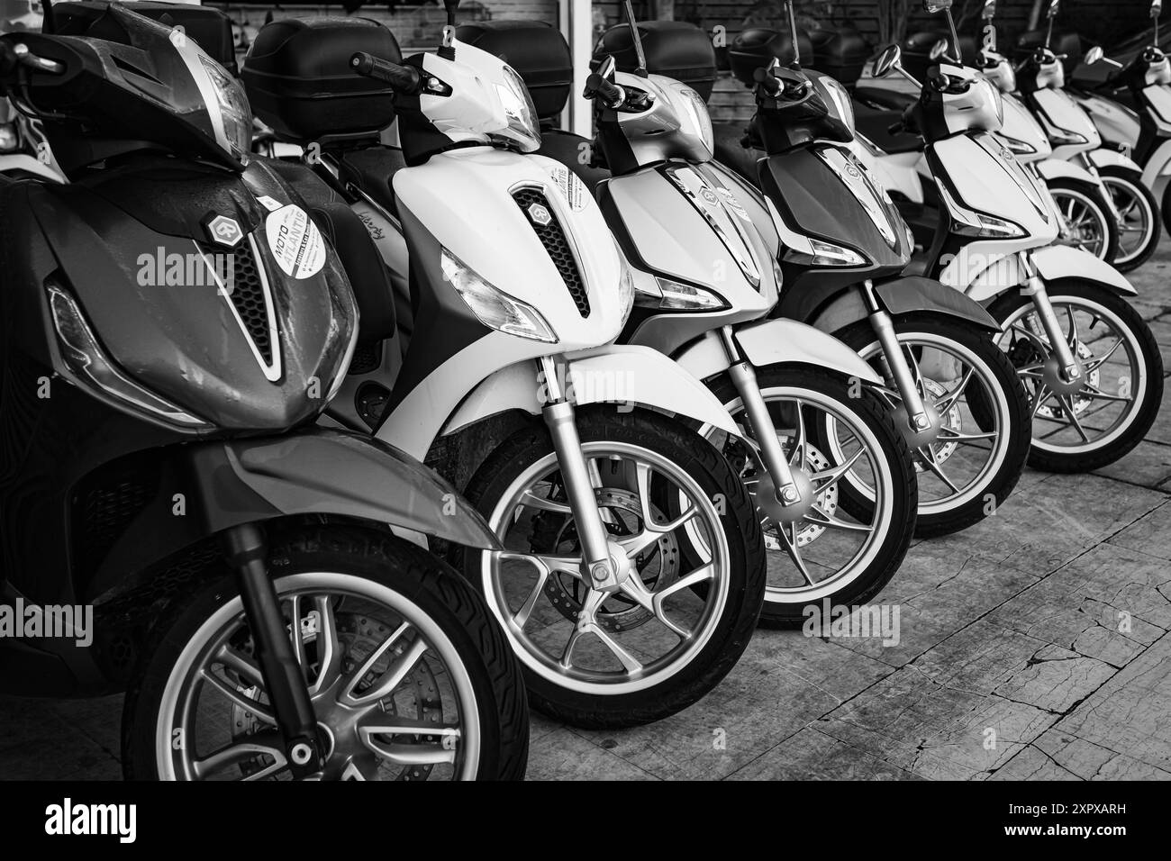Motos à louer ou à vendre sur la rue de la ville. Beaucoup de scooters blancs à monter. Moto, scooters de moto garés dans la rangée dans la rue de la ville. Clos Banque D'Images