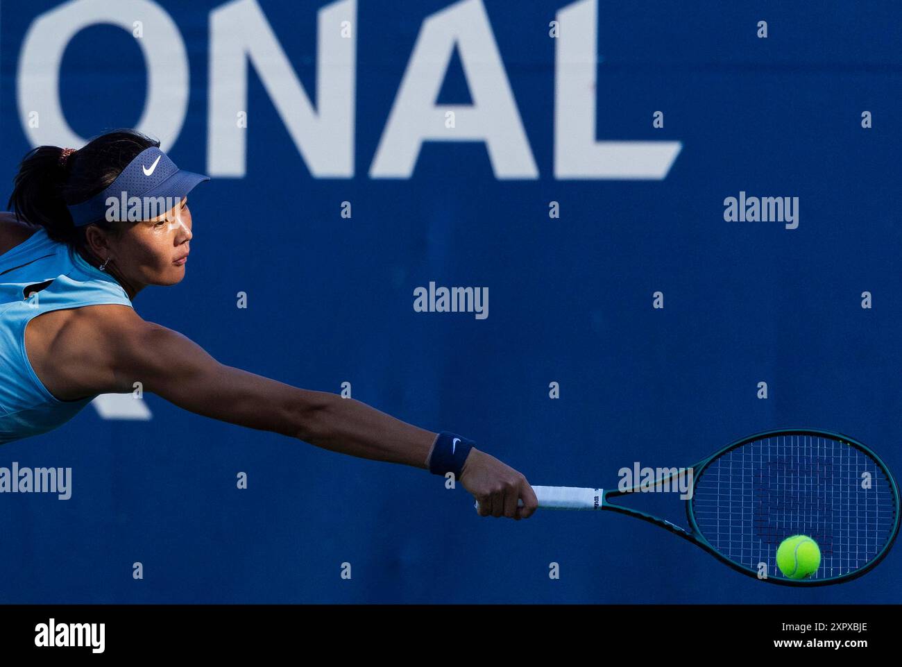 Toronto, Canada. 7 août 2024. Yuan Yue, de Chine, participe à la première ronde du match féminin en simple entre Yuan Yue, de Chine, et Cristina Bucsa, d'Espagne, au tournoi de tennis de l'Open de la Banque nationale 2024 à Toronto, Canada, le 7 août 2024. Crédit : Zou Zheng/Xinhua/Alamy Live News Banque D'Images