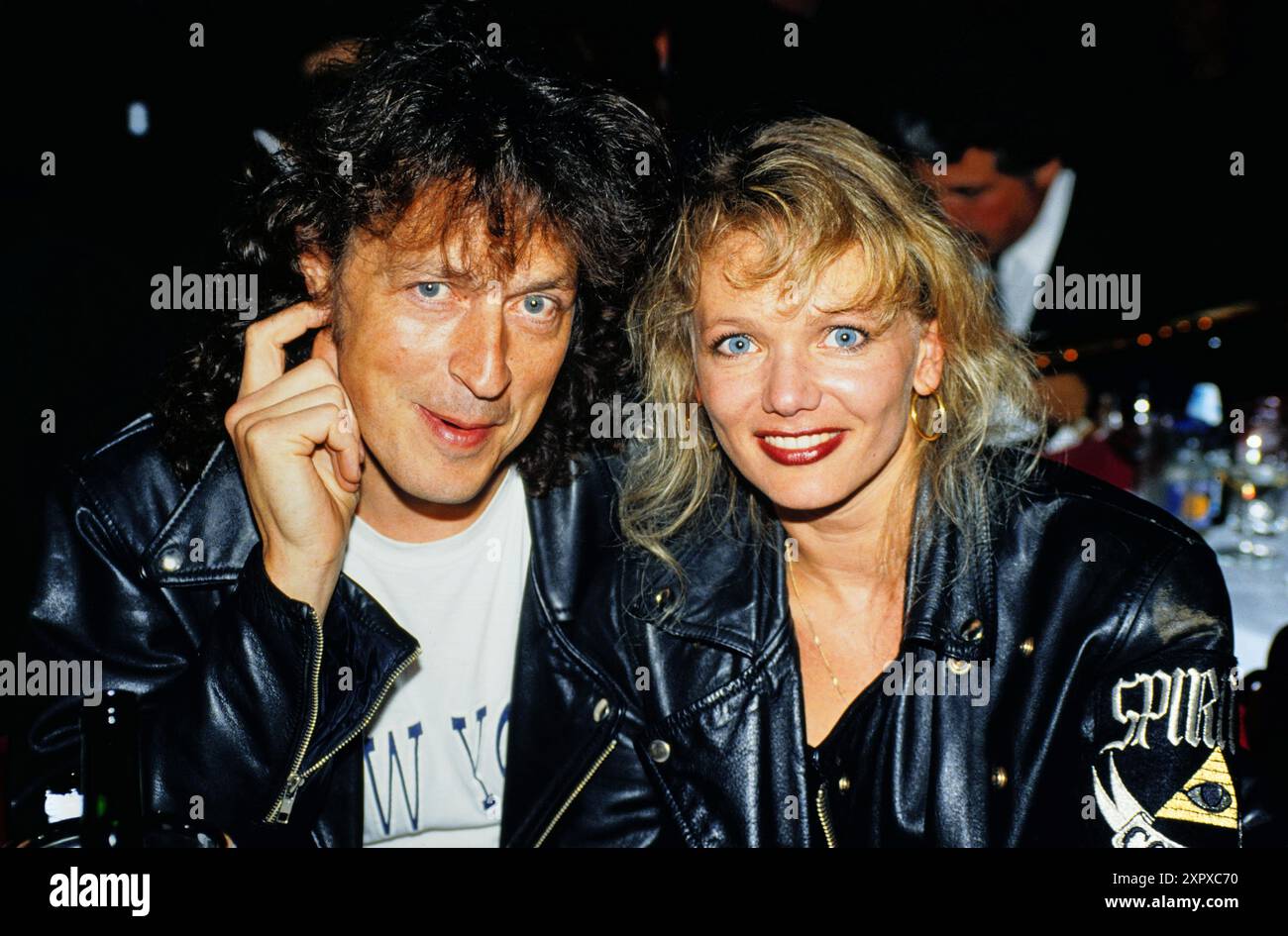 Wolfgang Niedecken, Sänger der Kölschrock Band BAP, mit seiner zweiten Ehefrau, Fotografin Tina Golemiewski, vers 1994. Banque D'Images