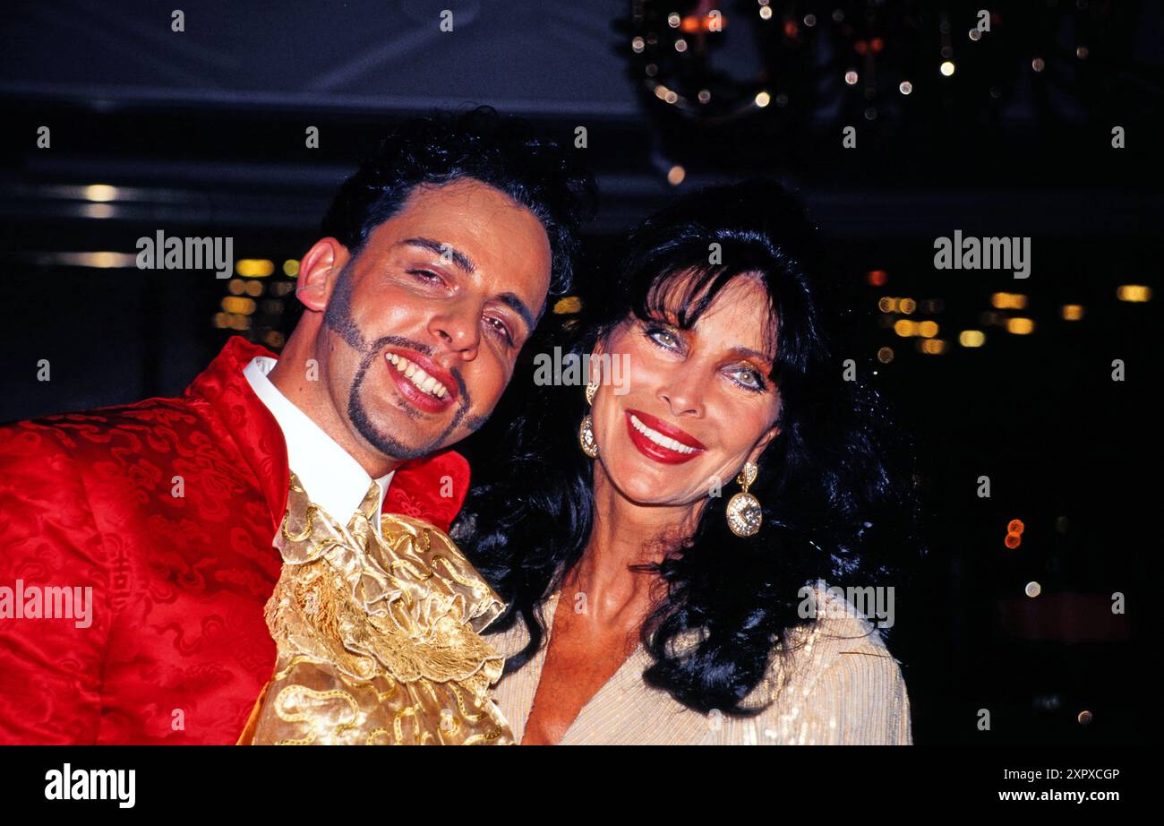 Harald Glööckler, bürgerlich Harald Glöckler, deutscher Modedesigner, mit Schlagersängerin Dunja Rajter BEI seiner eigenen Modenschau, vers 1994. Banque D'Images