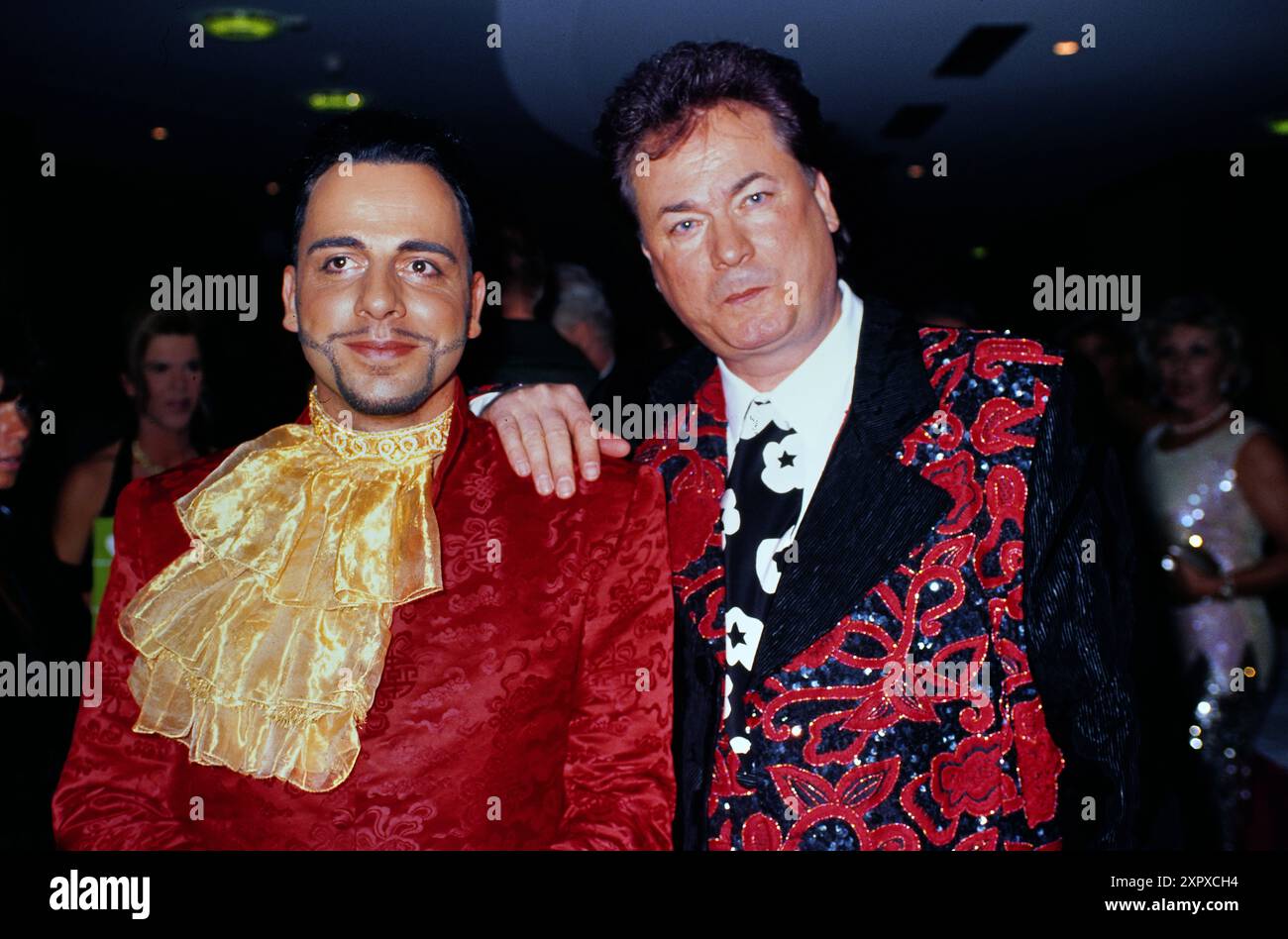 Harald Glööckler, bürgerlich Harald Glöckler, deutscher Modedesigner, mit Lebenspartner und Geschäftspartner Dieter Schroth BEI Glööcklers eigener Modenschau, vers 1994. Banque D'Images