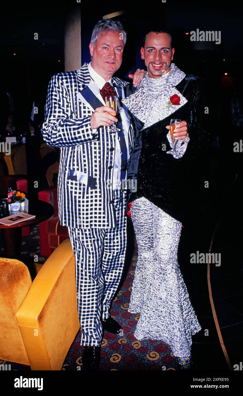 Herrenausstatter Dieter Schroth, gemeinsam mit Lebenspartner, Modedesigner Harald Glööckler, BEI der UNESCO Gala in Neuss, 1998. Banque D'Images