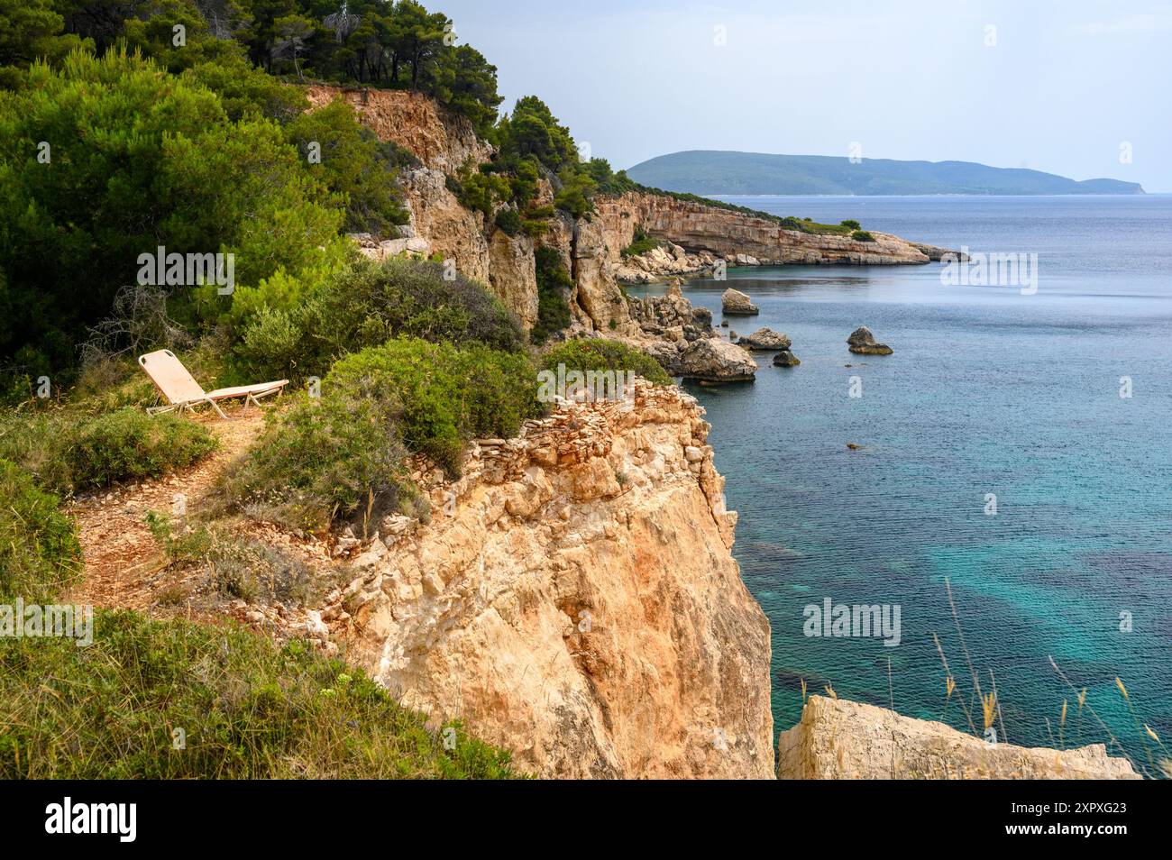 Un lit solitaire au-dessus de la mer sur l'île d'Alonissos en Grèce. Banque D'Images