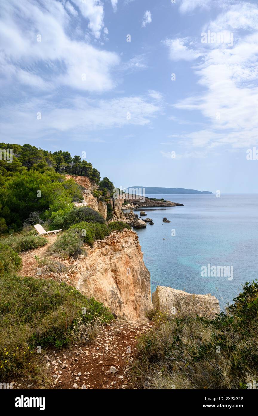 Un lit solitaire au-dessus de la mer sur l'île d'Alonissos en Grèce. Banque D'Images