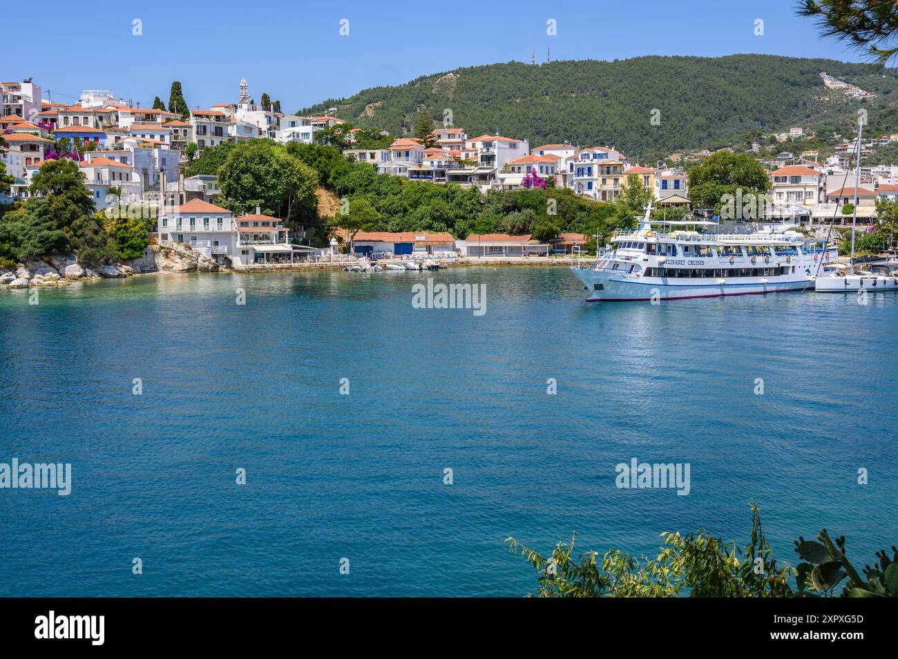 Bateaux de plaisance amarrés au vieux port sur l'île de Skiathos Grèce. Banque D'Images