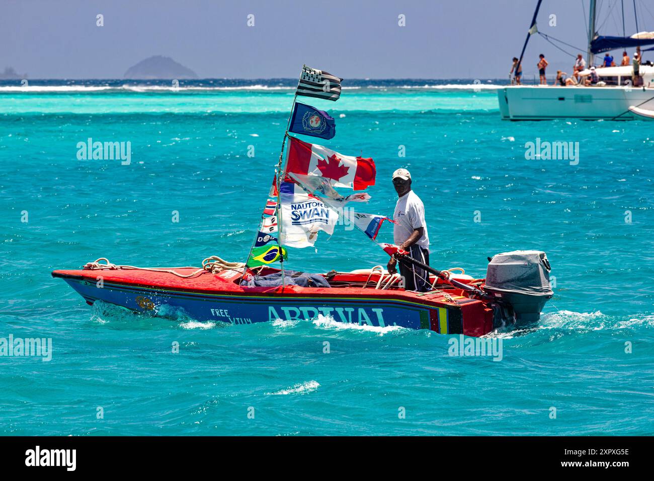 Cruising Along - bateau Taxi / Vendeur automobile à travers une Caraïbe Turquoise à la réserve naturelle marine de Baradal, les Grenadines, Caraïbes orientales. Banque D'Images