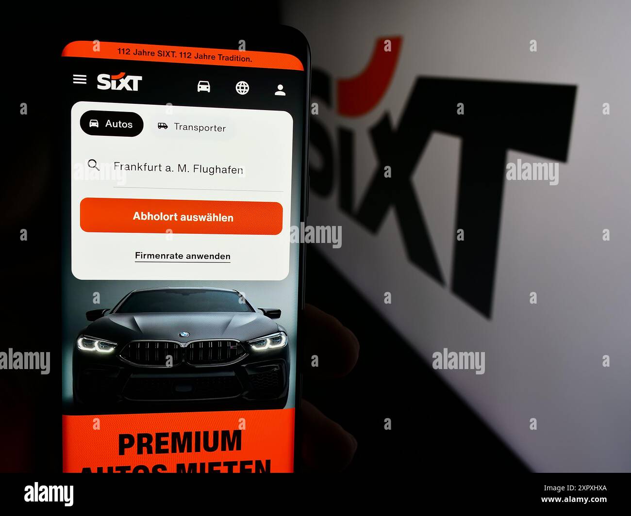 Personne tenant le smartphone avec la page Web de la société de location de voitures allemande Sixt se devant le logo de l'entreprise. Concentrez-vous sur le centre de l'écran du téléphone. Banque D'Images