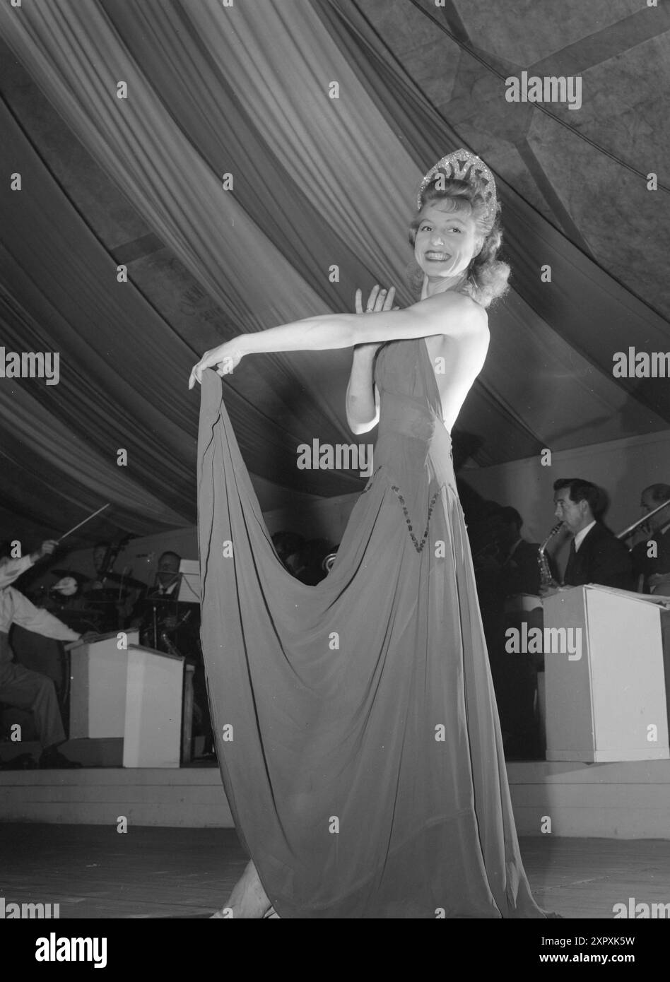 Current 1948 : femmes qui dirigent des doubles livesfemmes qui travaillent à double emploi. Elles participent à la vie professionnelle et sont aussi des ménagères. Pour la danseuse Mme Ellen Sæther, le ménage n’est pas non plus un lit de roses. Elle s'entraîne pendant quelques heures chaque matin et se produit le soir. Comme la plupart des autres ménagères, elle passe le reste de la journée debout dans les files d'attente, lavant les planchers et cuisinant. La fille de trois ans est maintenant avec une tante du parc, mais quand elle était plus petite, des tantes ou des grands-mères aimables ont été mobilisées comme nounous. Son mari est une bonne «aide aux enfants» s'il n'a pas la soirée occupée avec & pl Banque D'Images