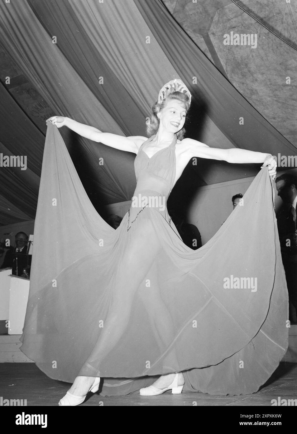 Current 1948 : femmes qui dirigent des doubles livesfemmes qui travaillent à double emploi. Elles participent à la vie professionnelle et sont aussi des ménagères. Pour la danseuse Mme Ellen Sæther, le ménage n’est pas non plus un lit de roses. Elle s'entraîne pendant quelques heures chaque matin et se produit le soir. Comme la plupart des autres ménagères, elle passe le reste de la journée debout dans les files d'attente, lavant les planchers et cuisinant. La fille de trois ans est maintenant avec une tante du parc, mais quand elle était plus petite, des tantes ou des grands-mères aimables ont été mobilisées comme nounous. Son mari est une bonne «aide aux enfants» s'il n'a pas la soirée occupée avec & pl Banque D'Images
