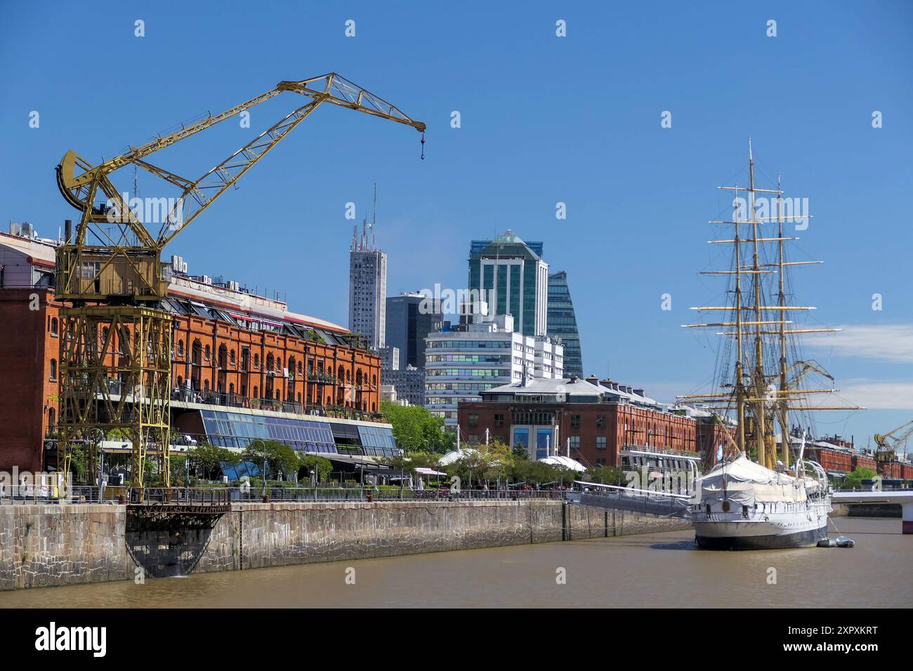 Buenos Aires en Argentine : Puerto Madero et la zone portuaire, et le Buque Museo Fragata A.R.A. 'Presidente Sarmiento' Banque D'Images