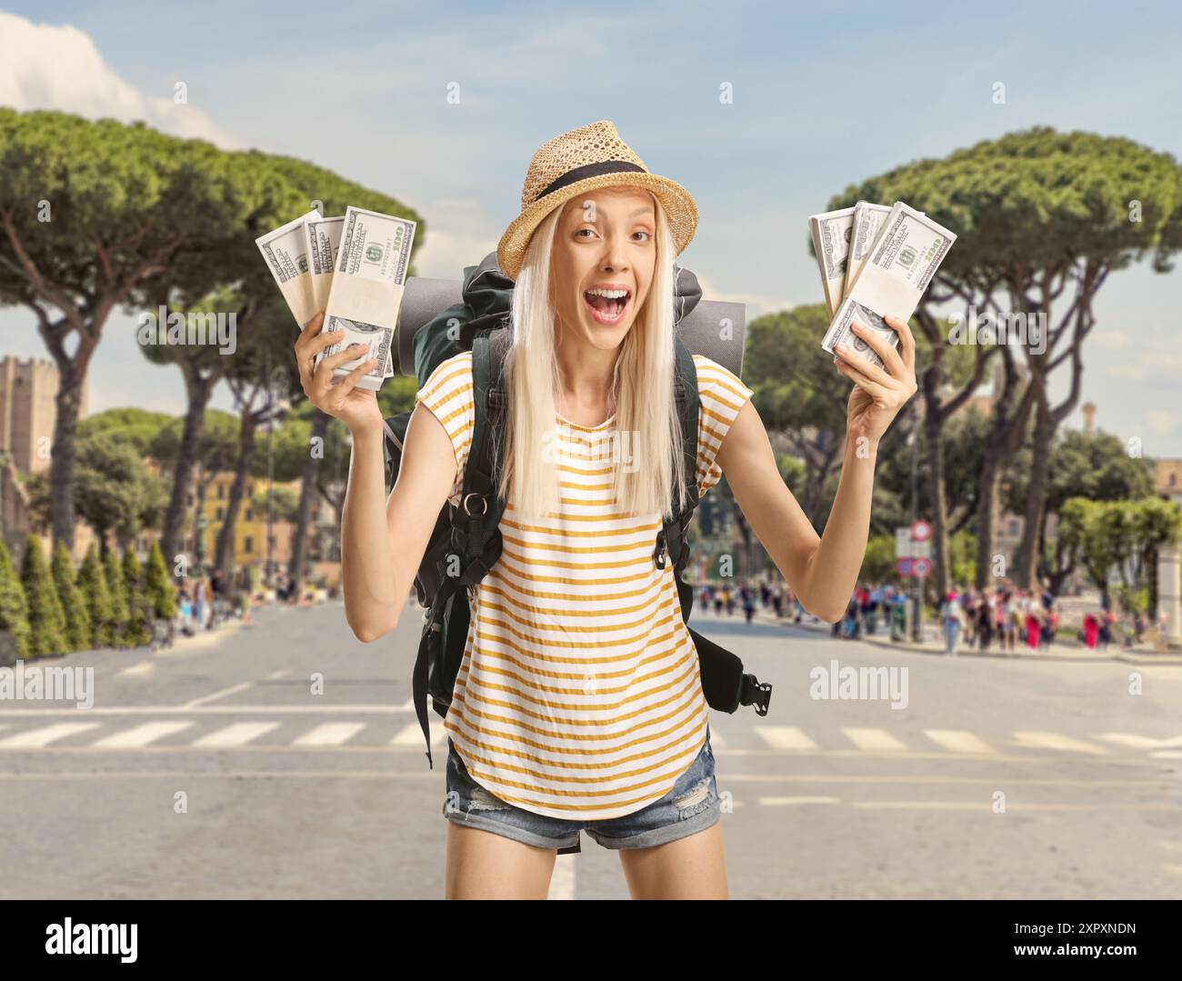 Heureuse touriste féminine avec un sac à dos contenant de l'argent à Rome, Italie Banque D'Images