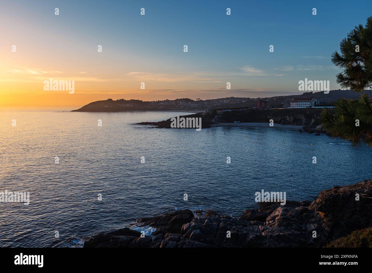 Silhouette de la côte galicienne à l'ouverture de la Ria de Pontevedra et de la Ria de Arousa au crépuscule, où l'océan Atlantique rencontre la terre. Banque D'Images