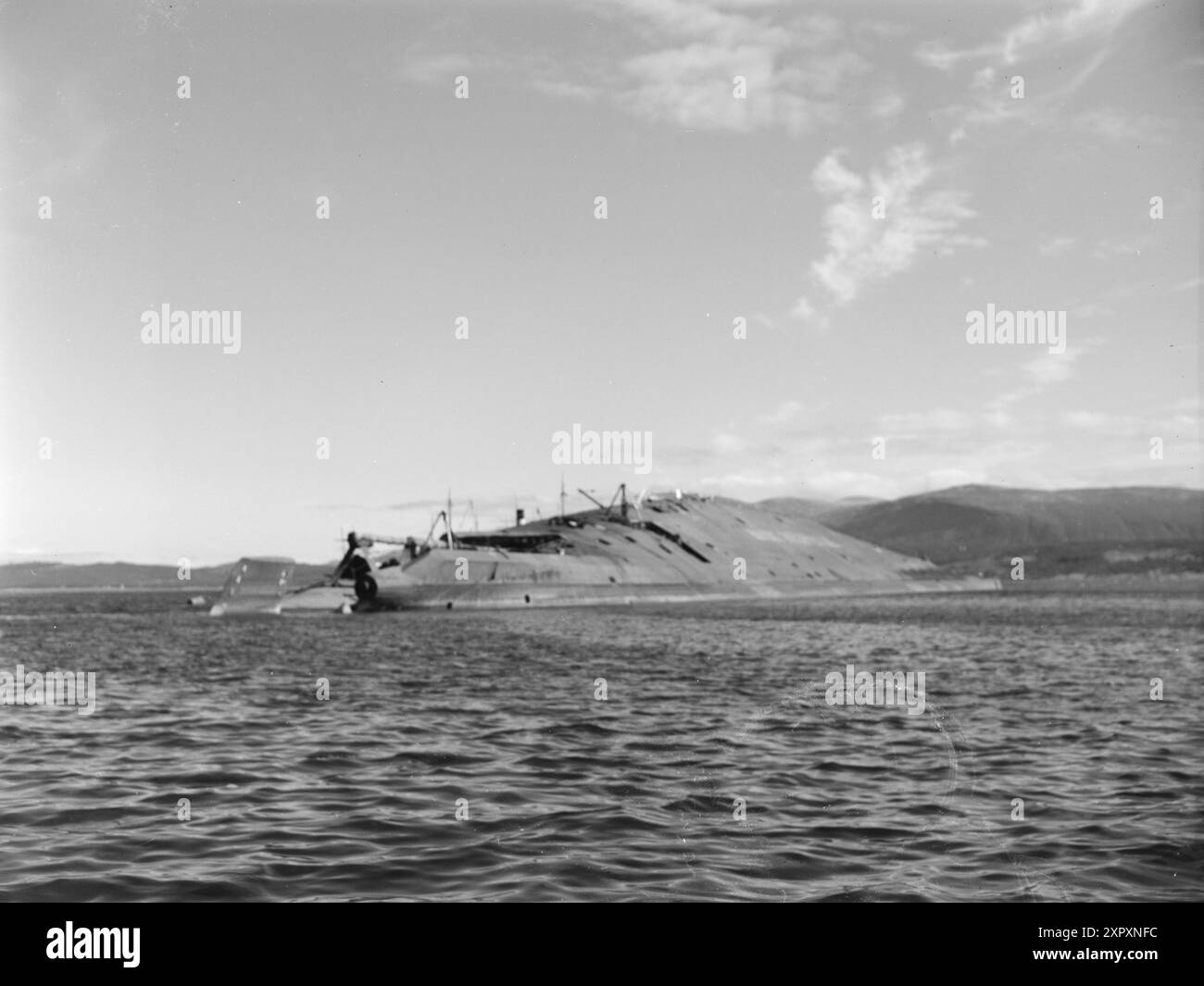 Aktuell 1948 : Tirpitz i dag. Opphuggingen av krigsskipet har vært i gang et år. Tirpitz ble flyttet til Håkøybotn ved Tromsø, hvor skipet 12. novembre 1944 ble bombet av britiske Lancaster-bombefly Med såkalte jordskjelvbomber av typen Tallboy, og kantret og Sink Med tap av over 1000 mann. Foto : Sverre A. Børretzen / Aktuell / NTB ***Foto er ikke bildebehandlet*** le texte de cette image est traduit automatiquement Banque D'Images