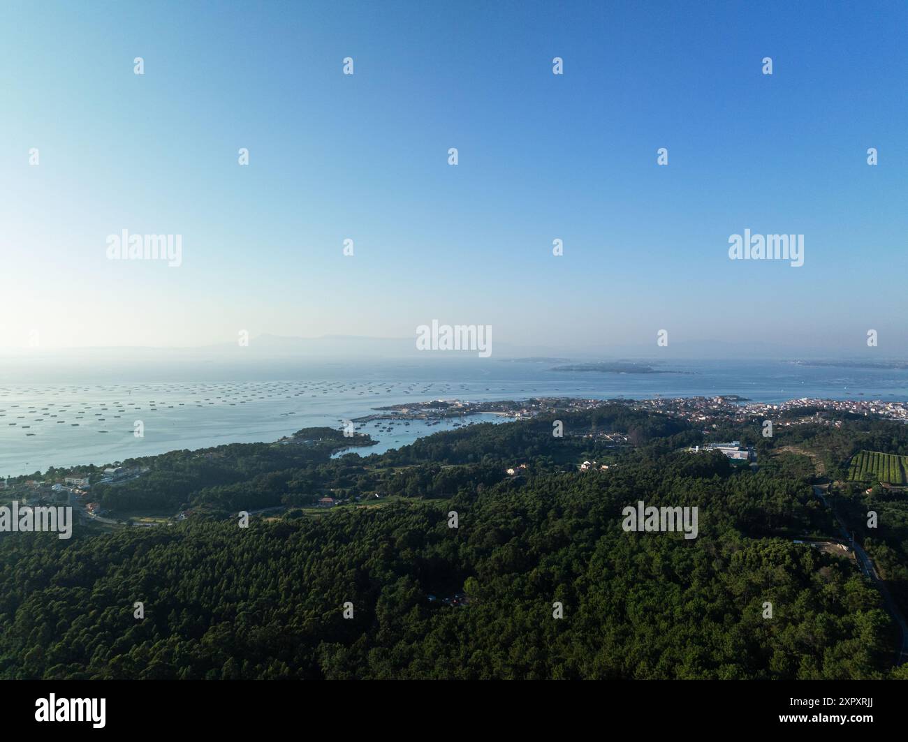 Côte galicienne à l'ouverture de la Ria de arouse au crépuscule, où l'océan Atlantique rencontre la terre. Banque D'Images