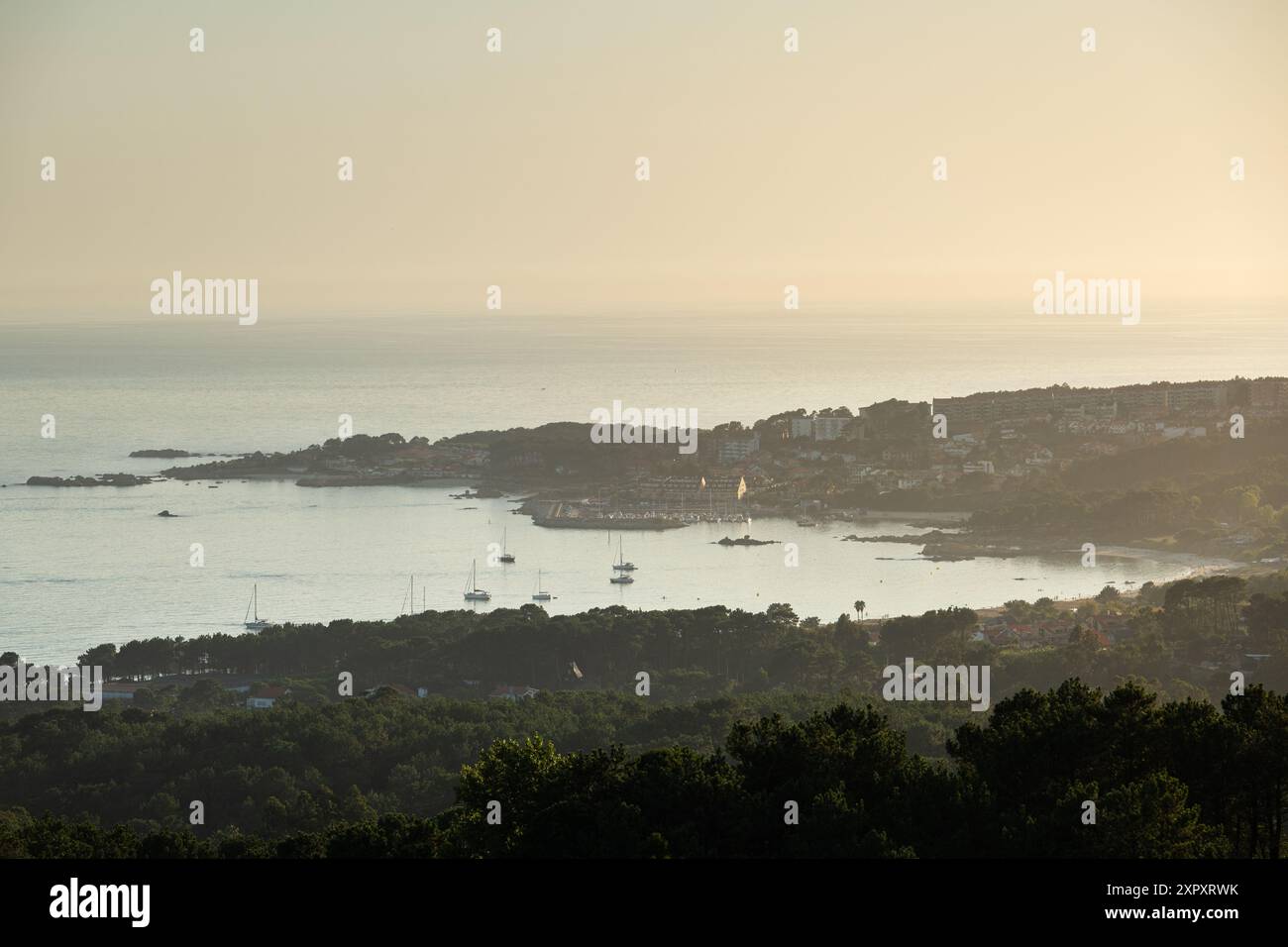 Silhouette de la côte galicienne à l'ouverture de la Ria de Pontevedra et de la Ria de Arousa au crépuscule, où l'océan Atlantique rencontre la terre. Banque D'Images