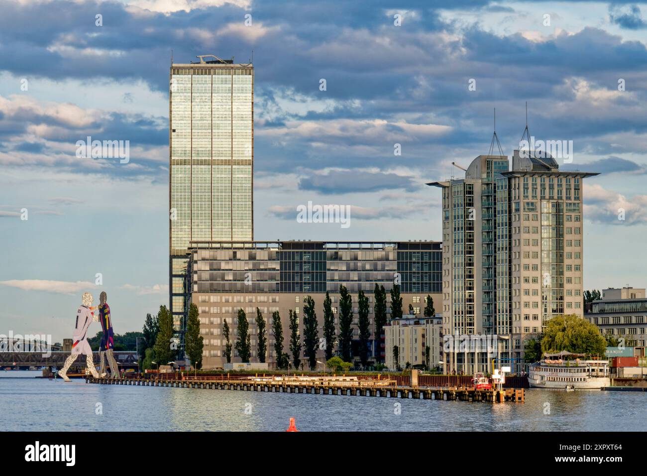 Molecule Men mitFußballtrikots zur EM 2024, Monumentalkunstwerk von Jonathan BOROFSKY in der Spree im Osthafen , Berlin, Deutschland , Heimtrickot To Banque D'Images