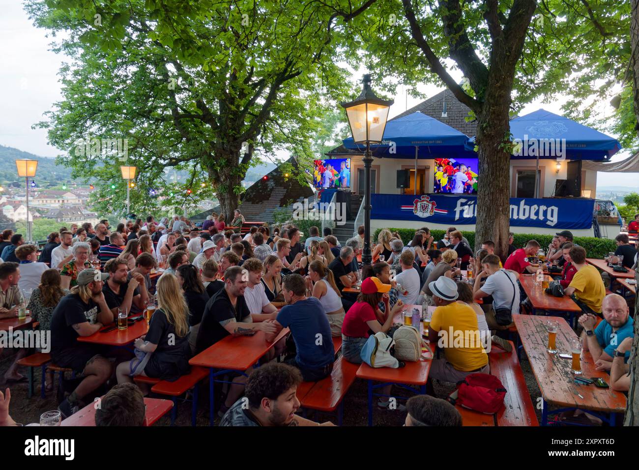 Vue publique EM 2024, Kastaniengarten auf dem Schloßberg, Biergarten, Freiburg im Breisgau, Schwarzwald, Deutschland Banque D'Images