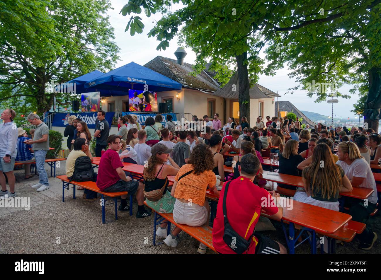 Vue publique EM 2024, Kastaniengarten auf dem Schloßberg, Biergarten, Freiburg im Breisgau, Schwarzwald, Deutschland Banque D'Images