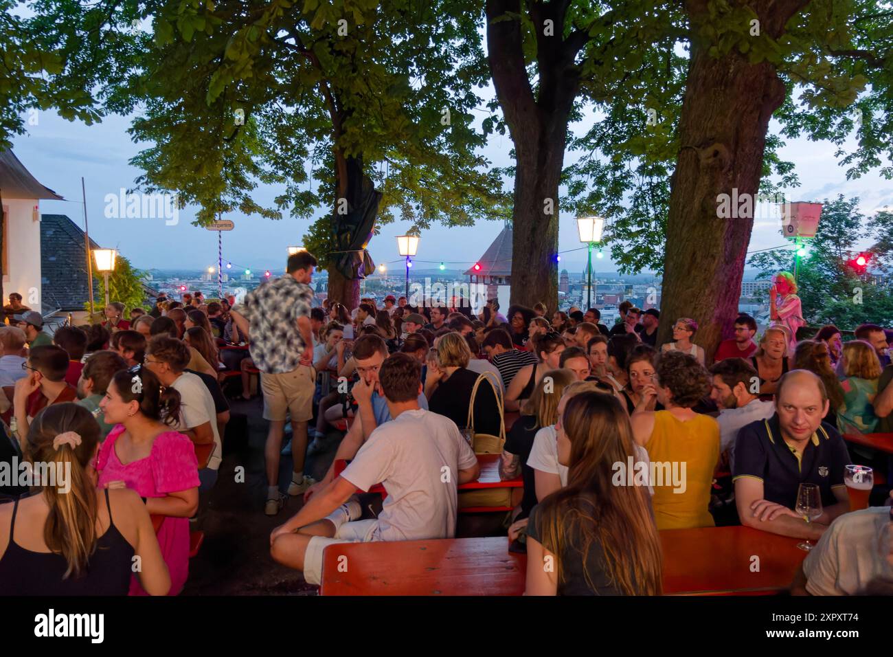 Vue publique EM 2024, Kastaniengarten auf dem Schloßberg, Biergarten, Freiburg im Breisgau, Schwarzwald, Deutschland Banque D'Images