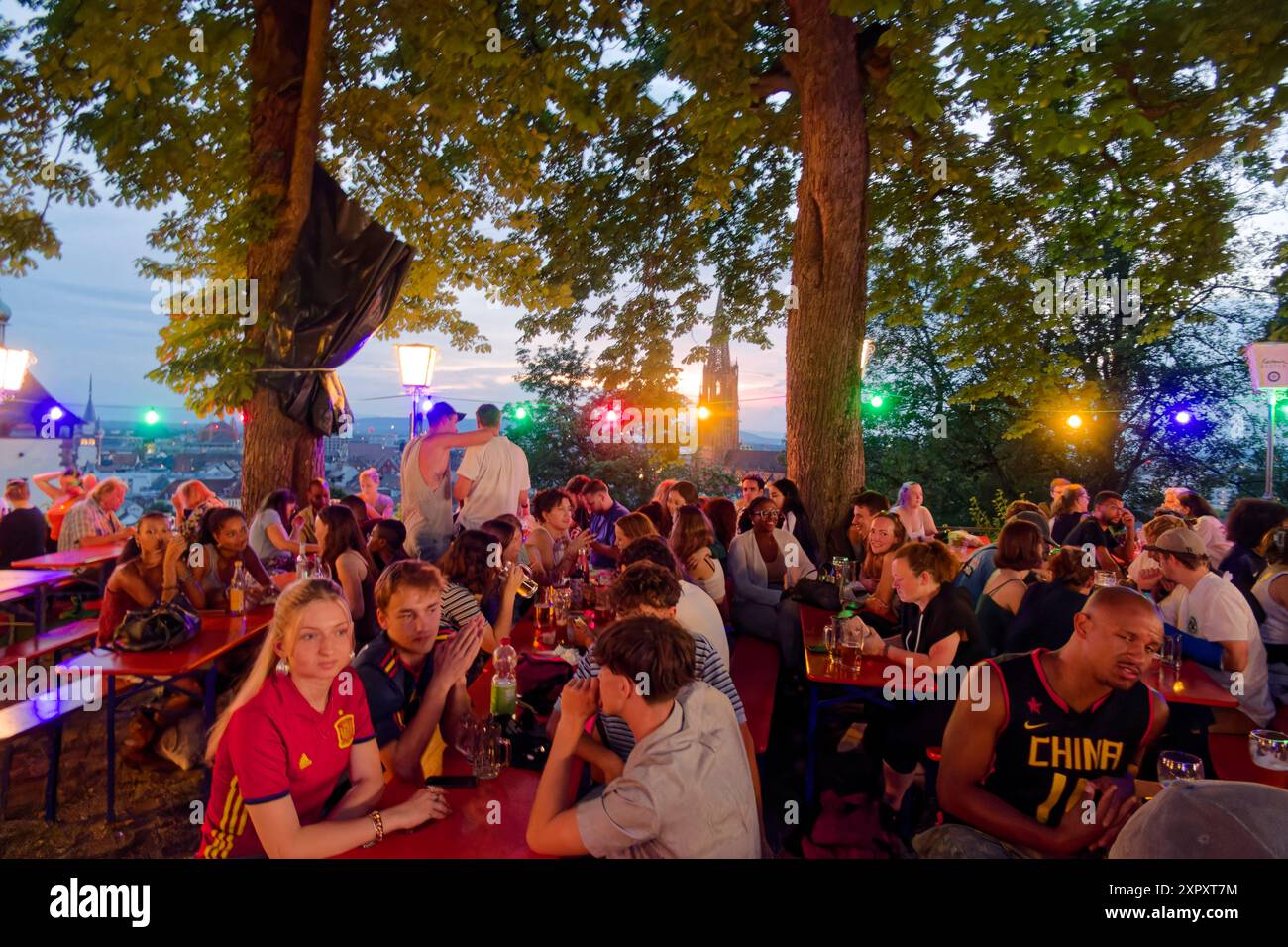 Vue publique EM 2024, Kastaniengarten auf dem Schloßberg, Biergarten, Freiburg im Breisgau, Schwarzwald, Deutschland Banque D'Images
